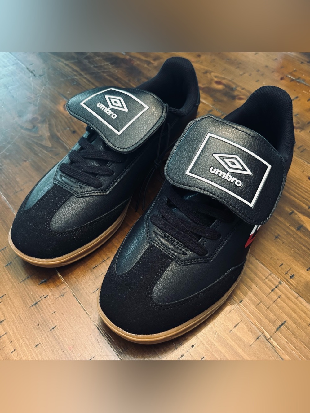 Umbro Retro Low-Top Soccer Sneakers Black Red Green Gum Sole - Men's Size 7